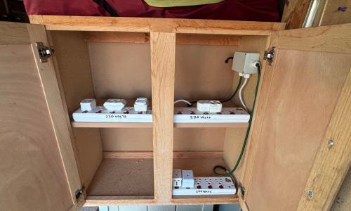 SA plugs 220 & 120 V